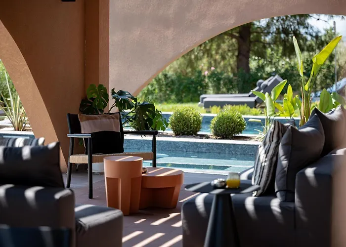 Euphoria Villa, 9 Bdrs With Private Pools, Beachfront *