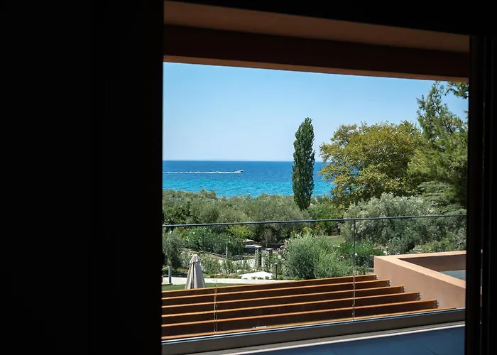 Euphoria Villa, 9 Bdrs With Private Pools, Beachfront *