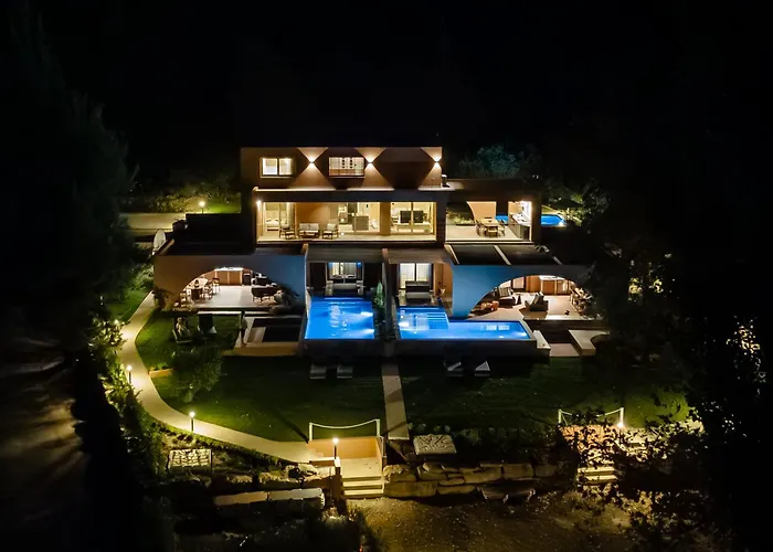 Euphoria Villa, 9 Bdrs With Private Pools, Beachfront