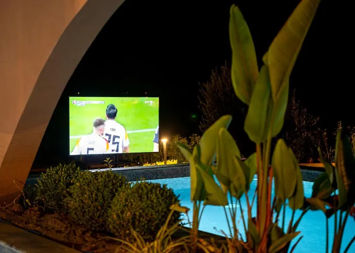 Βίλα Euphoria Villa, 9 Bdrs With Private Pools, Beachfront Καλογριά