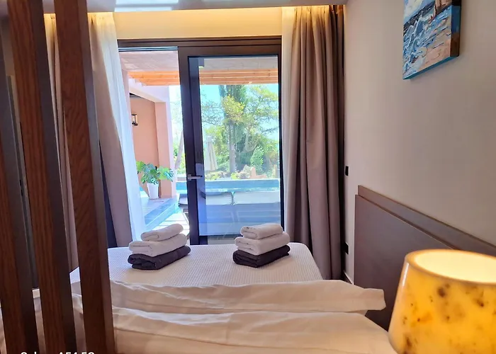 Euphoria Villa, 9 Bdrs With Private Pools, Beachfront *