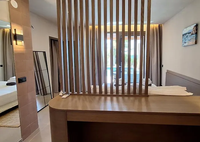 Βίλα Euphoria Villa, 9 Bdrs With Private Pools, Beachfront *