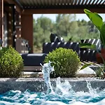 Euphoria Villa, 9 Bdrs With Private Pools, Beachfront Villa *