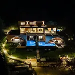Euphoria Villa, 9 Bdrs With Private Pools, Beachfront