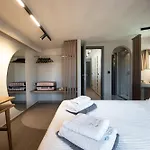 Euphoria Villa, 9 Bdrs With Private Pools, Beachfront *