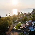 Euphoria Villa, 9 Bdrs With Private Pools, Beachfront *