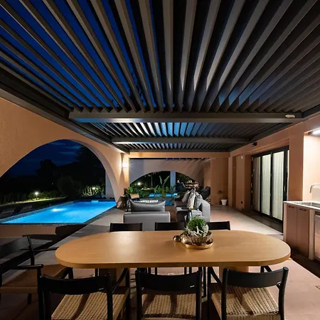 Euphoria Villa, 9 Bdrs With Private Pools, Beachfront *
