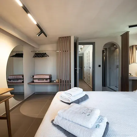 Euphoria Villa, 9 Bdrs With Private Pools, Beachfront *