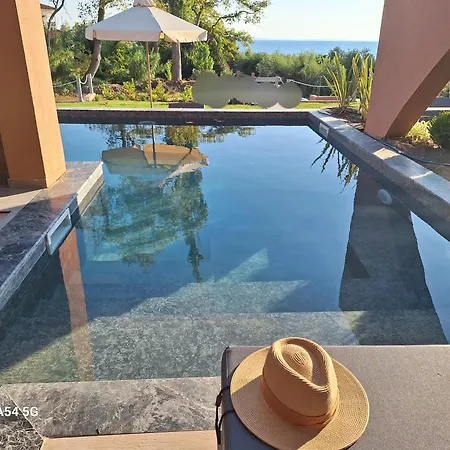 Villa Euphoria Villa, 9 Bdrs With Private Pools, Beachfront