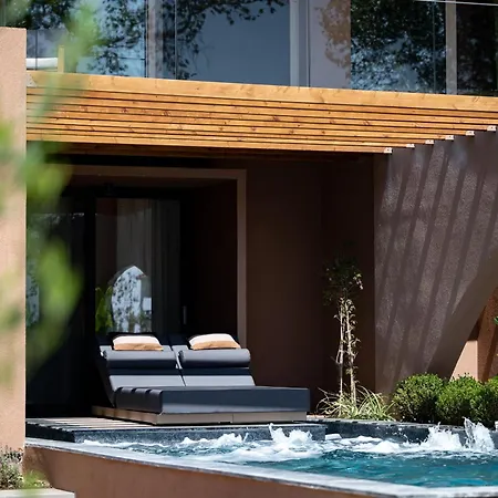 Euphoria Villa, 9 Bdrs With Private Pools, Beachfront Villa