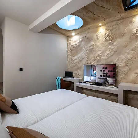 Euphoria Villa, 9 Bdrs With Private Pools, Beachfront Villa