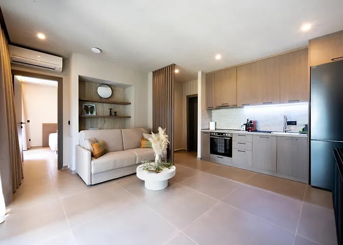 Vila Euphoria Villa, 9 Bdrs With Private Pools, Beachfront *