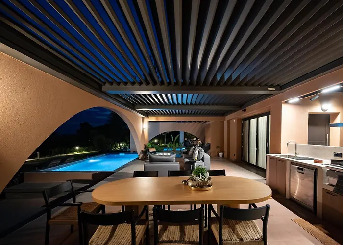 Euphoria Villa, 9 Bdrs With Private Pools, Beachfront *