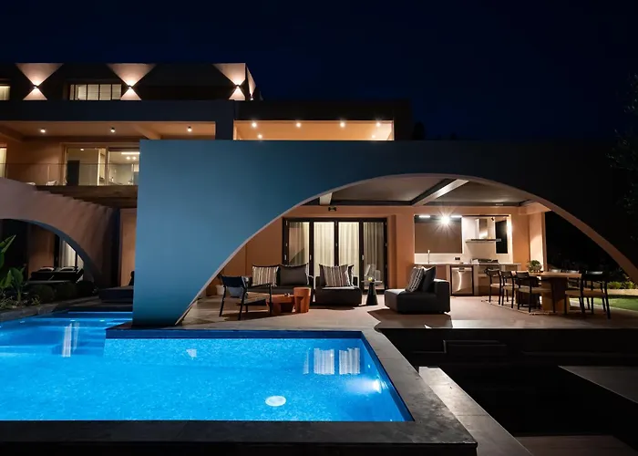 Euphoria Villa, 9 Bdrs With Private Pools, Beachfront Vila