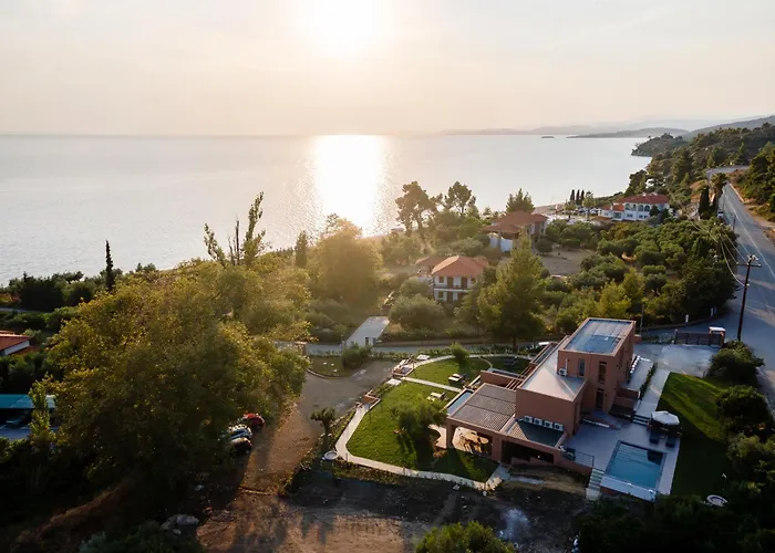 Euphoria Villa, 9 Bdrs With Private Pools, Beachfront *