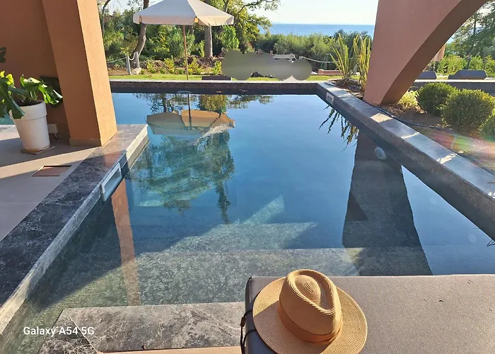 Vila Euphoria Villa, 9 Bdrs With Private Pools, Beachfront