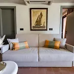 Euphoria Villa, 9 Bdrs With Private Pools, Beachfront *