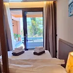 Euphoria Villa, 9 Bdrs With Private Pools, Beachfront *