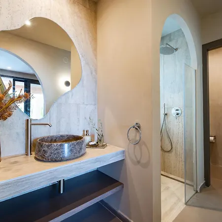 Euphoria Villa, 9 Bdrs With Private Pools, Beachfront *