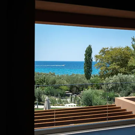 Euphoria Villa, 9 Bdrs With Private Pools, Beachfront *