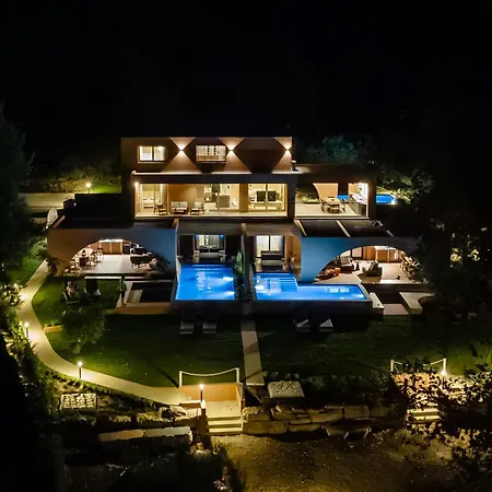 Euphoria Villa, 9 Bdrs With Private Pools, Beachfront