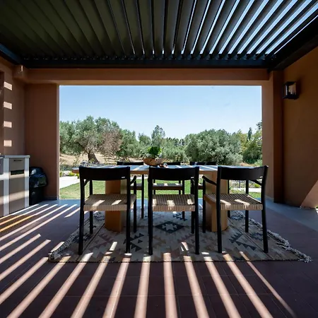 Euphoria Villa, 9 Bdrs With Private Pools, Beachfront
