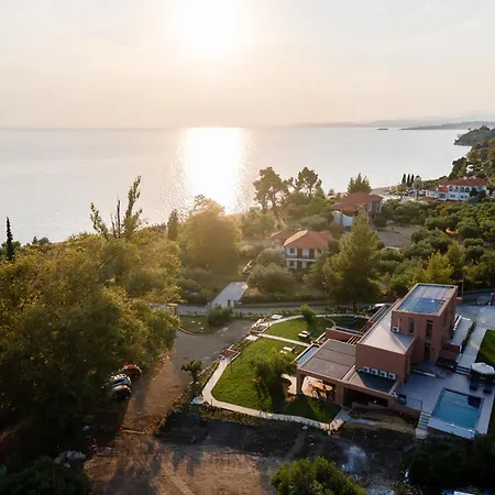 Euphoria Villa, 9 Bdrs With Private Pools, Beachfront *