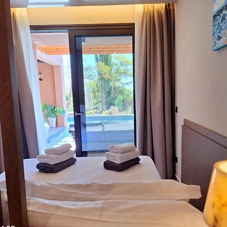 Euphoria Villa, 9 Bdrs With Private Pools, Beachfront *
