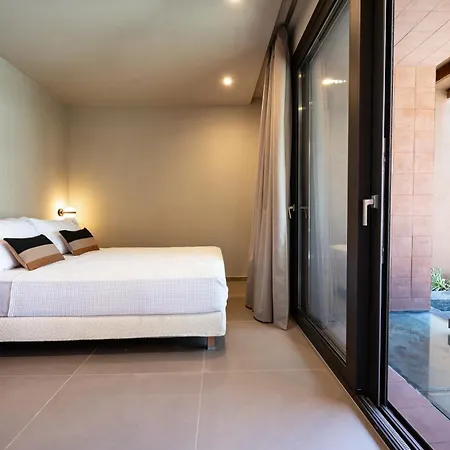 Euphoria Villa, 9 Bdrs With Private Pools, Beachfront 칼로그리아