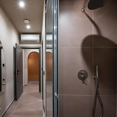 Euphoria Villa, 9 Bdrs With Private Pools, Beachfront *