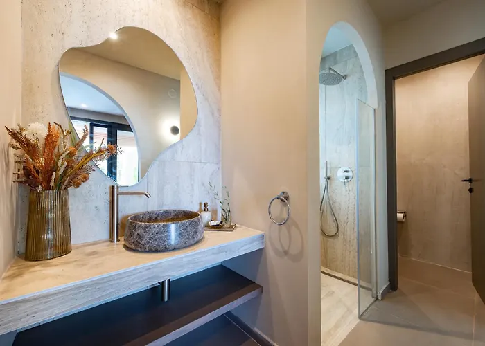 Euphoria Villa, 9 Bdrs With Private Pools, Beachfront *