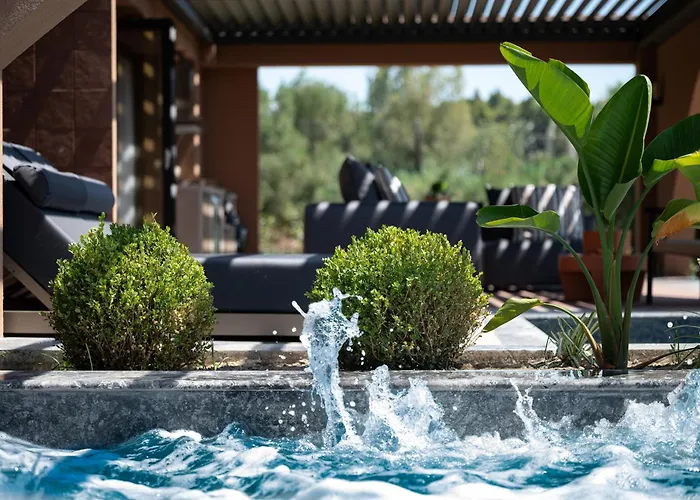 Euphoria Villa, 9 Bdrs With Private Pools, Beachfront Villa *