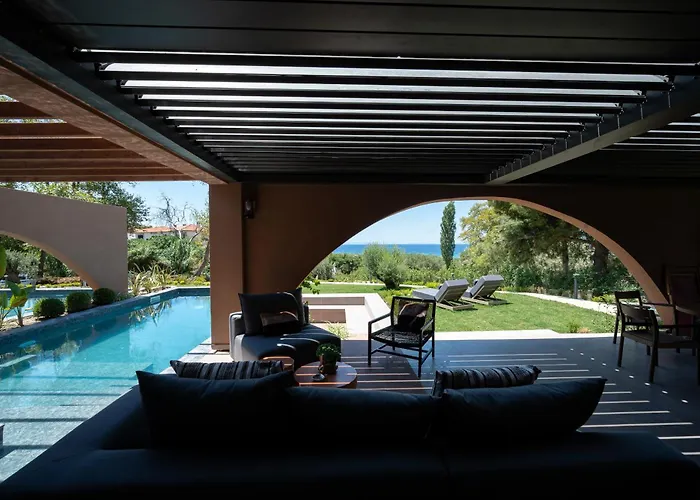Villa Euphoria Villa, 9 Bdrs With Private Pools, Beachfront