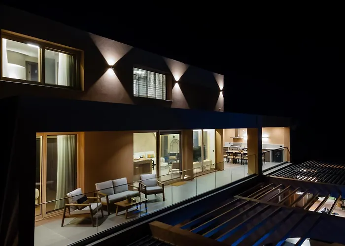 Euphoria Villa, 9 Bdrs With Private Pools, Beachfront