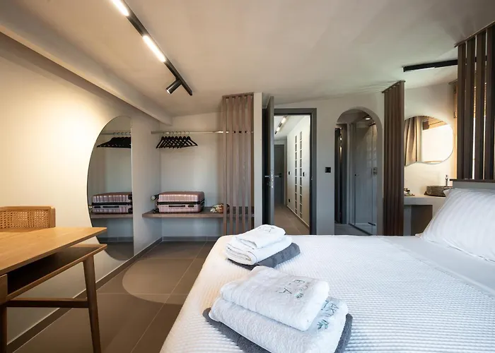 Euphoria Villa, 9 Bdrs With Private Pools, Beachfront *
