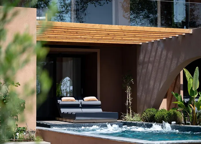Euphoria Villa, 9 Bdrs With Private Pools, Beachfront Villa